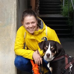 Portrait mit Hund von Annika Hammann, Ergotherapeutin, Reittherapeutin IPTH